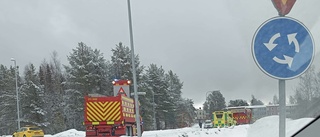 Personbil och buss i krock på Hertsövägen