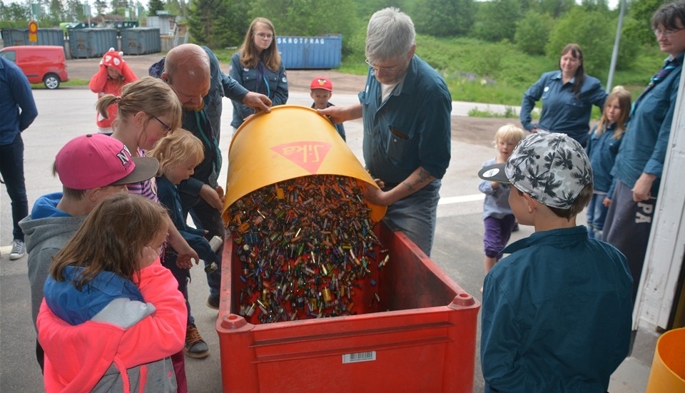 100 kilo batterier har Gullabo Gullringen Scoutkår samlat in. På lördagsförmiddagen öppnade Återvinningsstationen i Vimmerby upp sina portar bara för barnen - så att de kunde lämna in sina batterier.