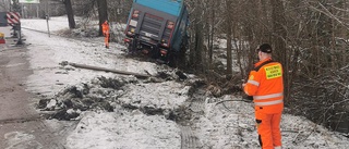 Tvärstopp på 52:an när lastbil bärgades – stora trafikproblem på 56:an efter ny lastbilsolycka