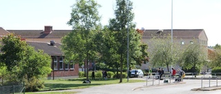 Slagen i ansiktet utanför skola