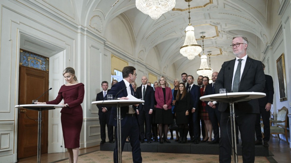 Statsminister Ulf Kristersson (M) omgiven av energi- och näringsminister samt vice statsminister Ebba Busch (KD) och arbetsmarknad- och integrationsminister Johan Pehrson (L) när de nya statsråden presenterades.