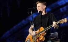 Bryan Adams sjunger om "lost girls"