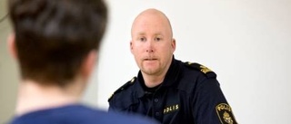 Allt fler fängslas av ett framtida jobb som polis