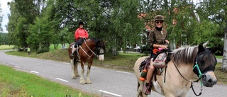 Suzanna rider för välgörenhet