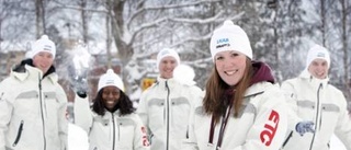 Hon laddar för snöbollskrig i norra Japan