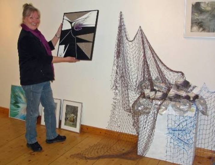 När PT träffade Gunilla Oldenburg var hon i full färd att göra i ordning utställningen inför lördagens vernissage på Konstgården. Installationen till höger åskådliggör det havsinspirerade temat med torkade alger från Västkusten som en genomgående detalj i  målningarna.