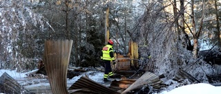 Huset totalförstört – eftersläckning pågår