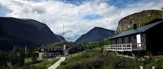 Höjda priser ska få turister att välja annan säsong