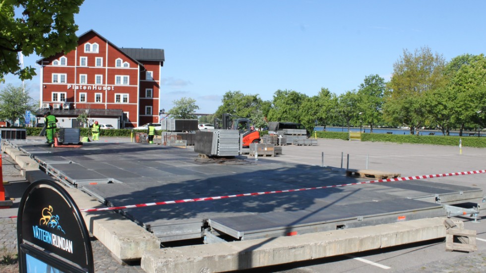 Byggandet för Vätternrundan 2022 har inletts i Motala. Bland annat byggs det på Hamnparkeringen (bilden).