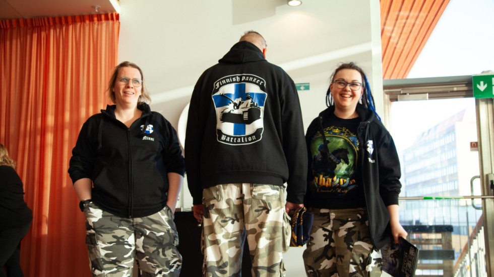 Ninni Kurki, Pasi Antila och Hanna Kenttä hade åkt från Finland för att se bandet. Pasi Antila (mitten) har sett totalt 26 konserter med Sabaton och de kallar sig "The Finnish Pantzer Battalion" 
