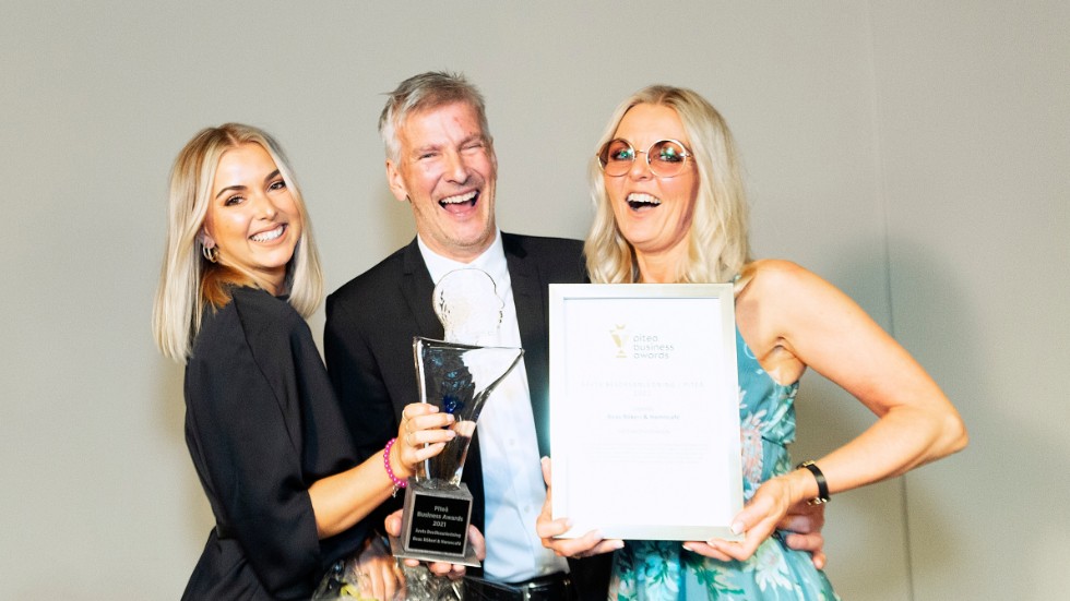 Beatrice, Anders och Maureen Lindbäck från Beas rökeri och hamnkafé tog emot priset som Årets besöksanledning under Piteå business awards.