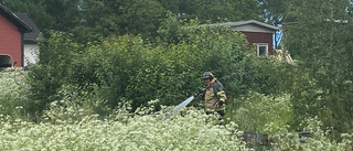 Larmet: Gräsbrand intill gård – privatpersoner kämpade mot branden med räfsor och vattenslang