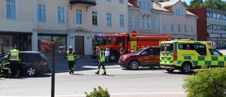 Två bilar i krock på Storgatan