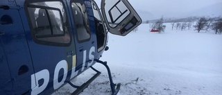 Skadad i fjällen undsattes med helikopter