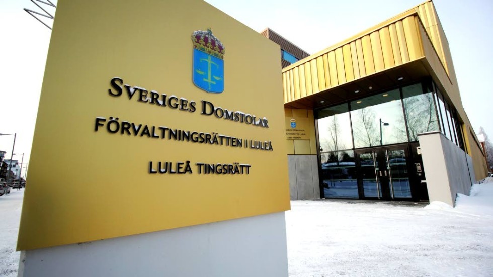 En ung man åtalas för övergrepp i rättssak efter att han gett sig på en person som tidigare vittnat mot honom i domstol. (Arkivbild)