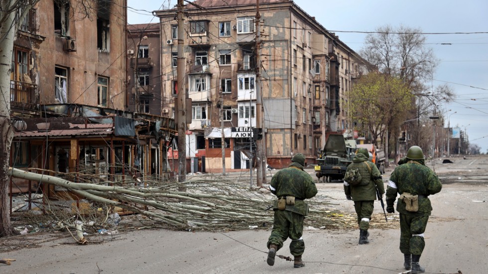 Delar av milisen från utbrytarrepubliken i Donetsk i Mariupol, den 16 april.