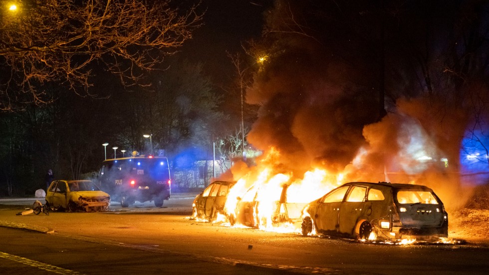 Bilar i brand på Von Rosens väg vid Rosengårdsskolan i Malmö.