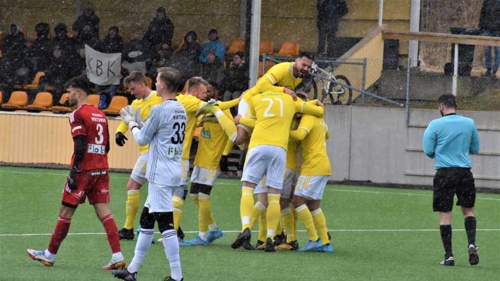 Stor glädje i Kisa BK. Här har Stephen Kigongo precis gjort 2–1. Ett mål som också skulle visa sig bli segermålet.