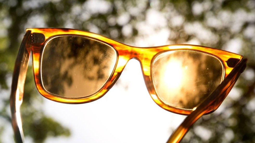 Fram med solbrillorna – i helgen kommer solen. Den riktiga värmen låter dock vänta på sig ett tag till. 