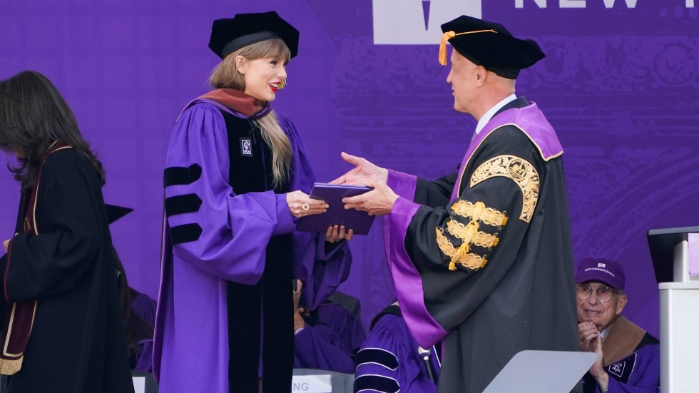 Taylor Swift tar emot titeln hedersdoktor vid en ceremoni på Yankee Stadium i New York.