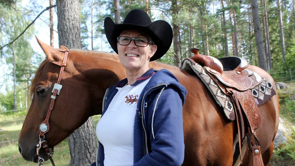 Marie Ax Adolfsén i tävlingskläder. Mycket fransar och skjorta med "blingbling" ska det vara.