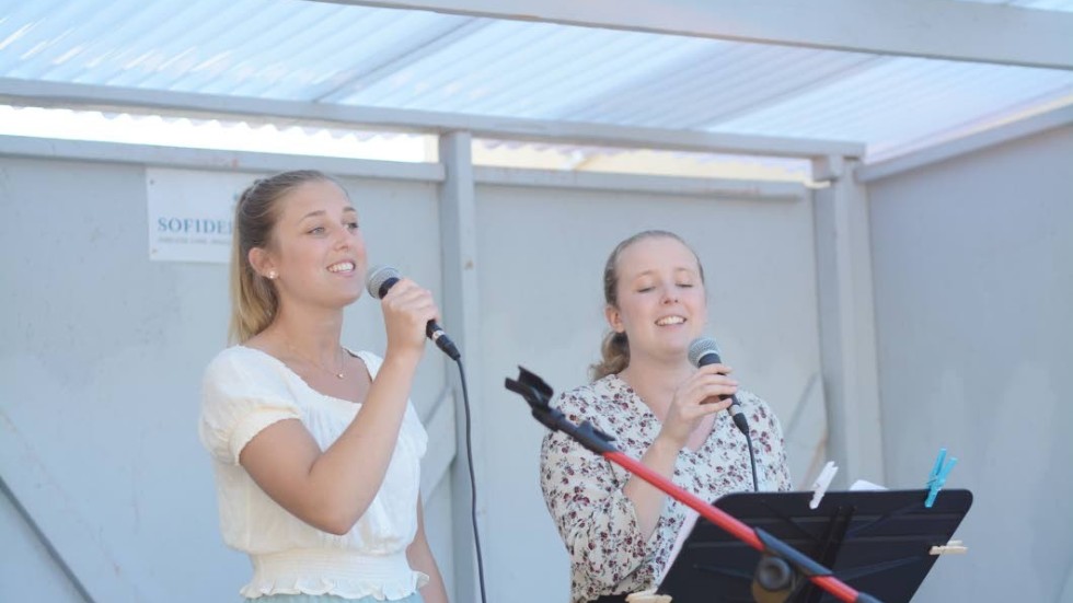 Alva och Emmy Stahl spred sommarstämning på torget.