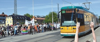 Stolt manifestation i regnbågens färger