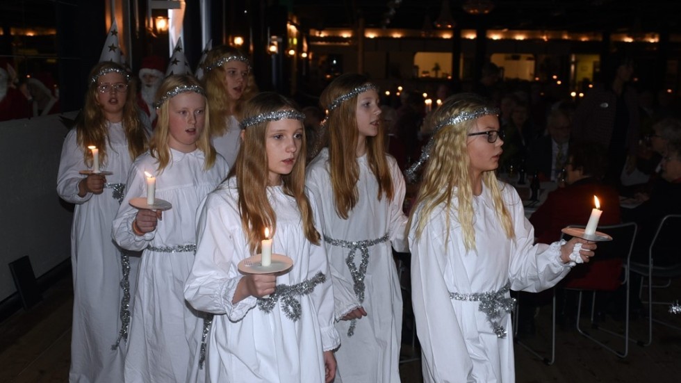 Ett Luciatåg från årskurs fem i Södra Vi skola kom på besök.