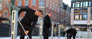 Nu hackas isen på torget bort – vintersatsningen plockas ned