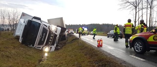 Långtradare har kört i diket