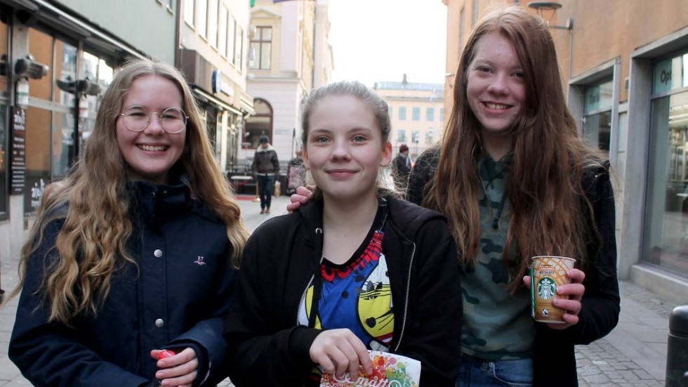 "Vi får pengar i julklapp" förklarar Tuva Wallin, Saga Särnhammar och Mira Malm.