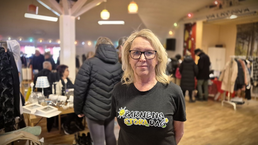 Folk hängde på låser redan innan loppisen i Folkets park öppnade. "Det blir bara större och större varje år, kul att Vimmerbyborna vill stötta det här", säger initiativtagaren Carita Thörn.