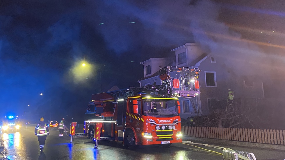 En person är misstänkt för mordbrand, efter den kraftiga branden i ett flerfamiljshus på Drottninggatan i Vimmerby.