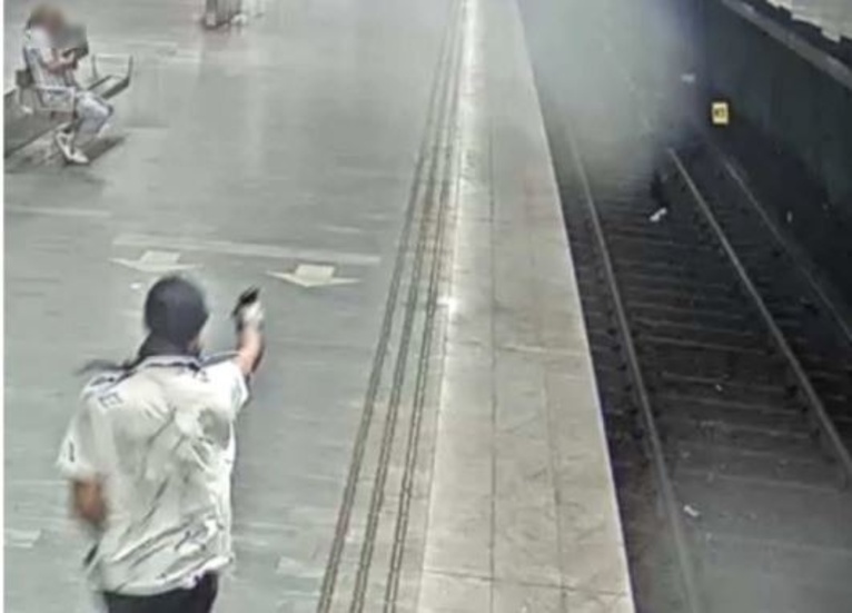 Uppsalabon avlossade flera skott bland resenärerna på tunnelbanestationen. Två män flydde ned på spåret och undkom oskadda. 