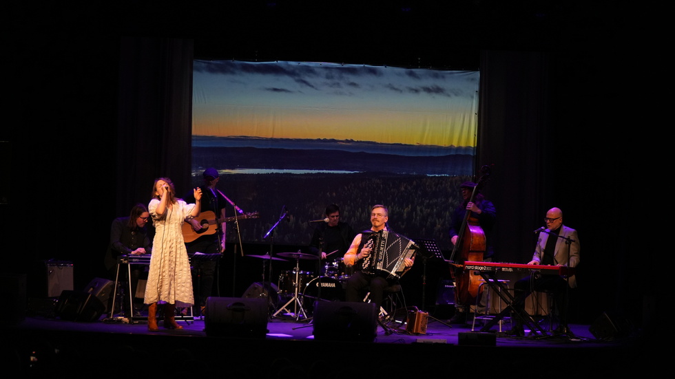 Fredrik Hangasjärvi orkester med Sanna Kalla på Norrskensfestivalen i Pajala.