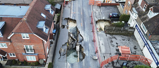 Se gigantiska slukhålet i gatan – stort som en blåval