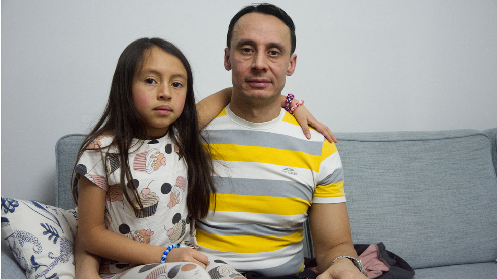 "Det blir många sömnlösa nätter, jag har försökt lugna henne men det är svårt, hon har tagit kläder från sin mamma för att känna hennes doft och lugna ner sig" säger Alex Girón.