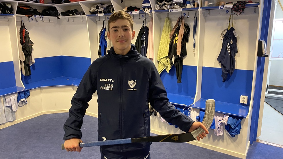 Göte Kåberg, 15 år, tillhör nästa bandygeneration i IFK Motala. Nu är han med i Lag Mellansverige till distriktslagsturnering för U16. Han tränar redan med IFK:s A-lag. 