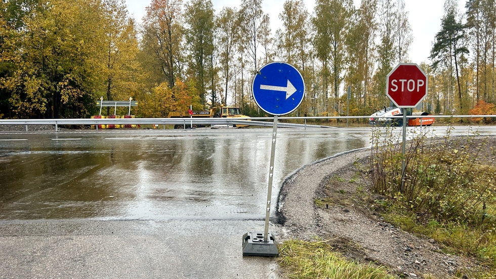 Sedan mitträcket kom på plats är det förbjudet att svänga vänster från Strängstorps södra utfart. En blå påbudsskylt har satts upp för att förtydliga vad som gäller. 
