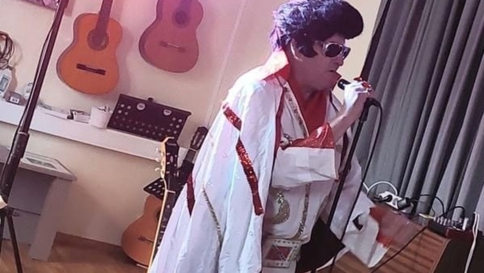 Underhållning med Elvis-låtar.
