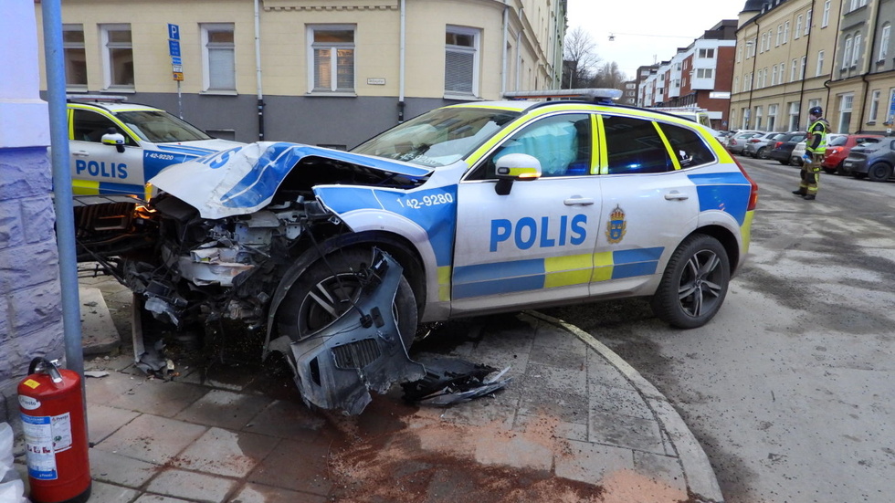 Polisbilen körde in i en husvägg på S:t Persgatan på lördagsmorgonen och fick omfattande skador.