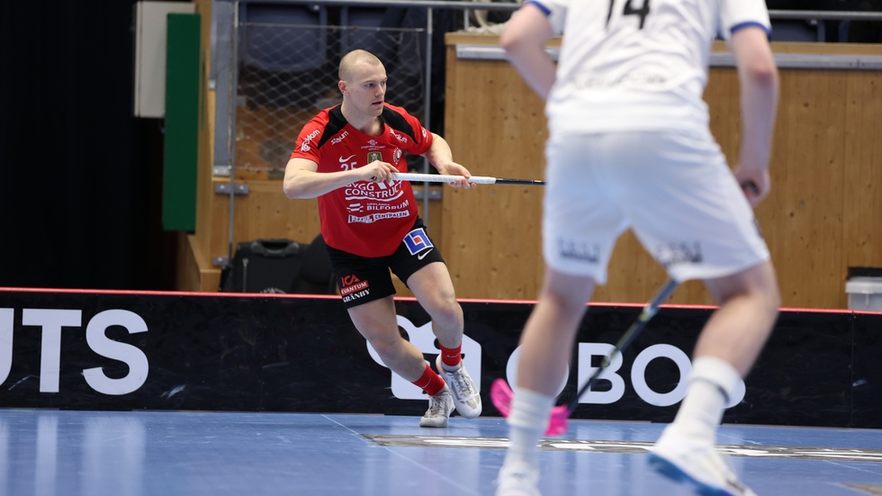 Oskar Enquist verkar ha klarat sig bra trots en fult smäll från Helsingborgs Felix Uusitalo.