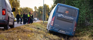 Skolbuss i diket i Luleå – chauffören ska ha somnat