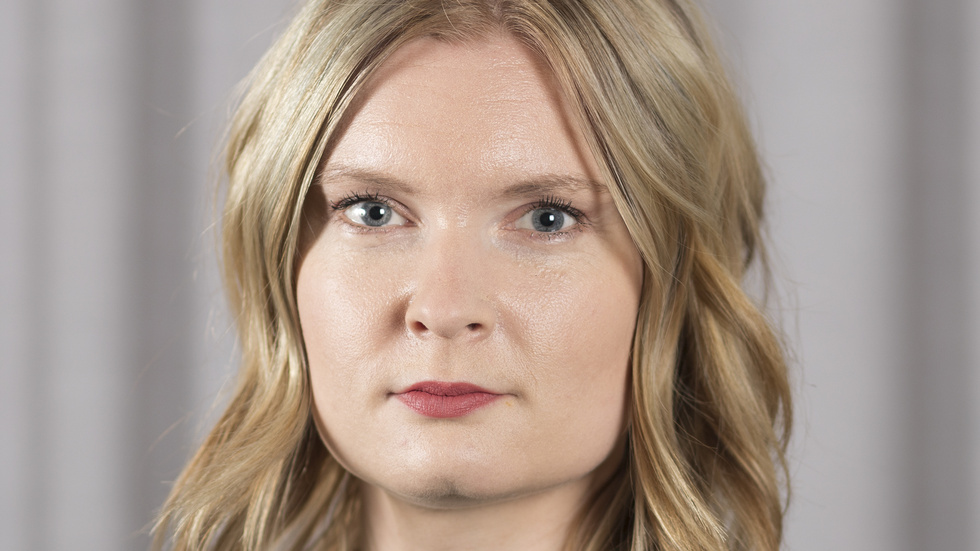 Elina Backlund Arab (S) uppmanas att lämna sitt uppdrag i region Västernorrland sedan hennes relation med oppositionsrådet blivit känd.