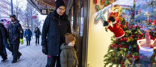 Folkfest på Storgatan under skyltsöndag – med jultomte och renar