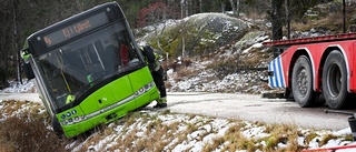 Snorhalt på vägarna – buss körde i diket