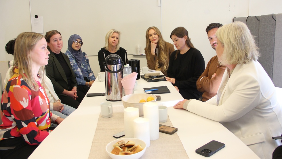 Socialtjänstminister Camilla Waltersson Grönvall (M), till höger närmast kameran, pratar med företrädare för Sigtuna kommun. Hon var imponerad av bland andra Stadsdelsmammornas sätt att arbeta.