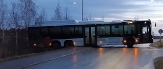 Bussen skulle vända – fastnade: ”Satt fast ordentligt”