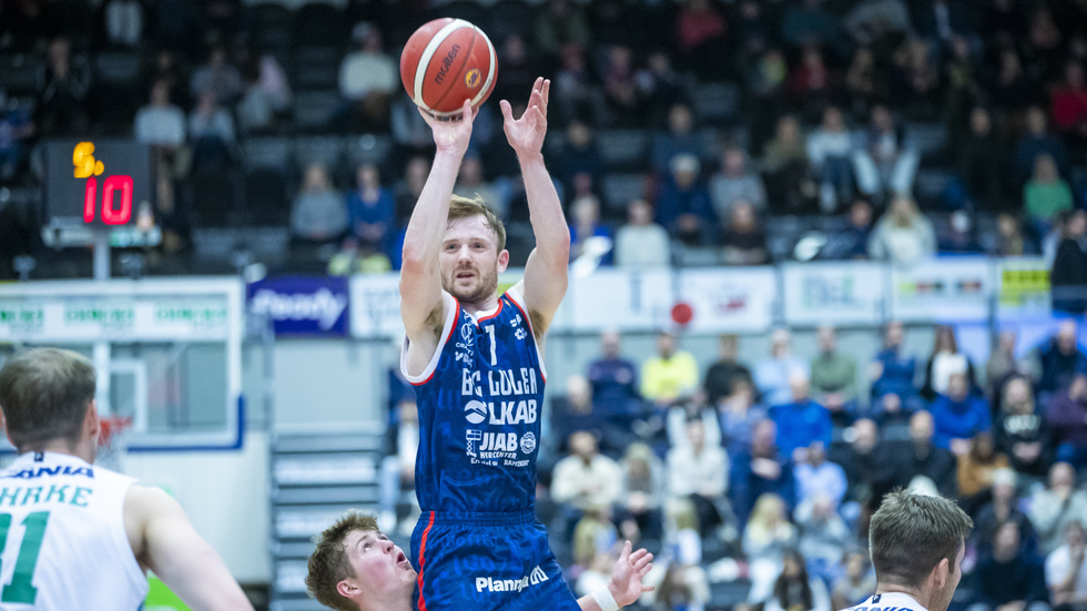 Gustav Hansson trodde att han avgjorde matchen med 4,9 sekunder kvar - men det skulle visa sig bli tuffare än han trodde. "Jag tycker själv att jag blev foulad när jag sköt".