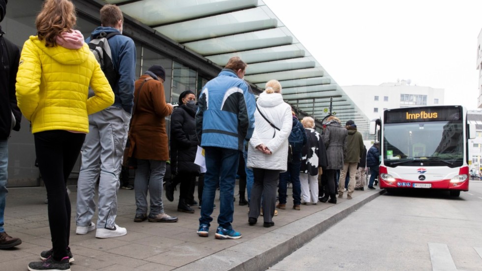 Lång kö till en mobil vaccinationscentral, inrymd i en buss, i Wien tidigare i veckan.